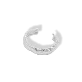 Brazalete ancho con textura de fresa plateado